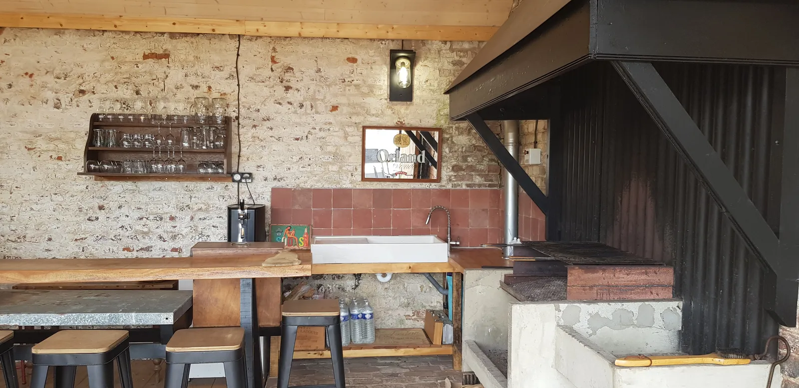 Bar cubierto con barbacoa y plancha
