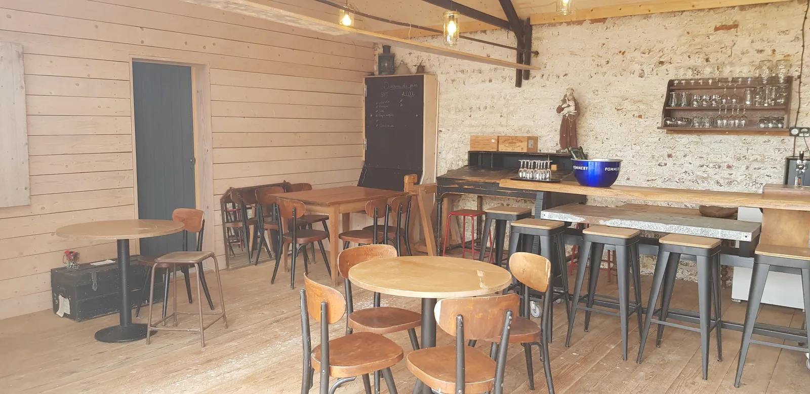 Barra del bar y taburetes