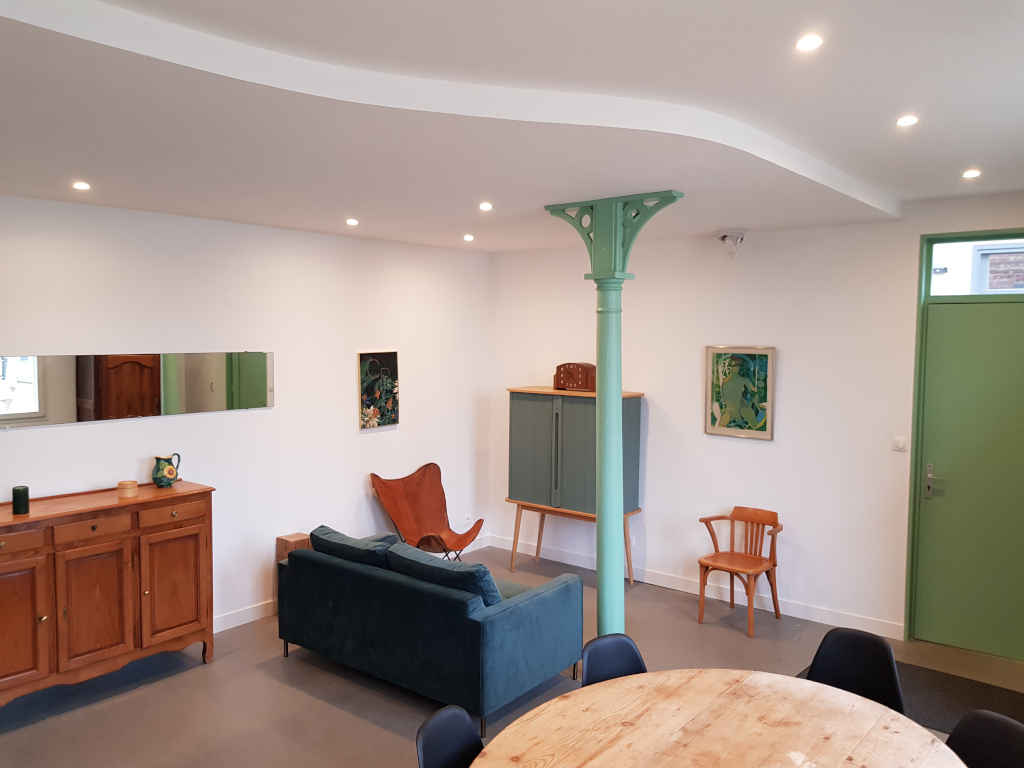 Salon cosy style "Années Folles" avec poêle art-déco