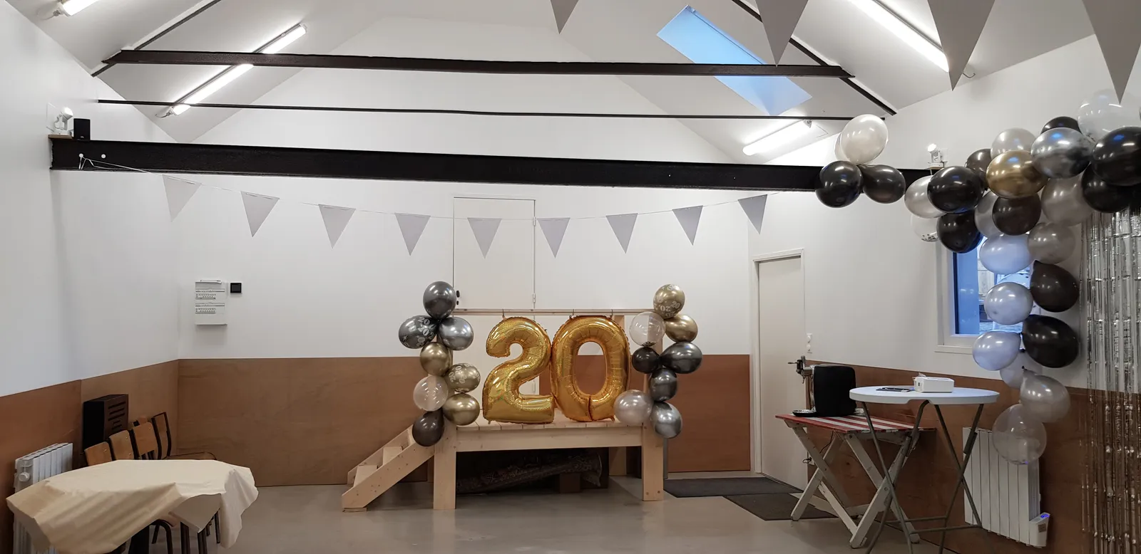 Salón de fiestas listo para un cumpleaños