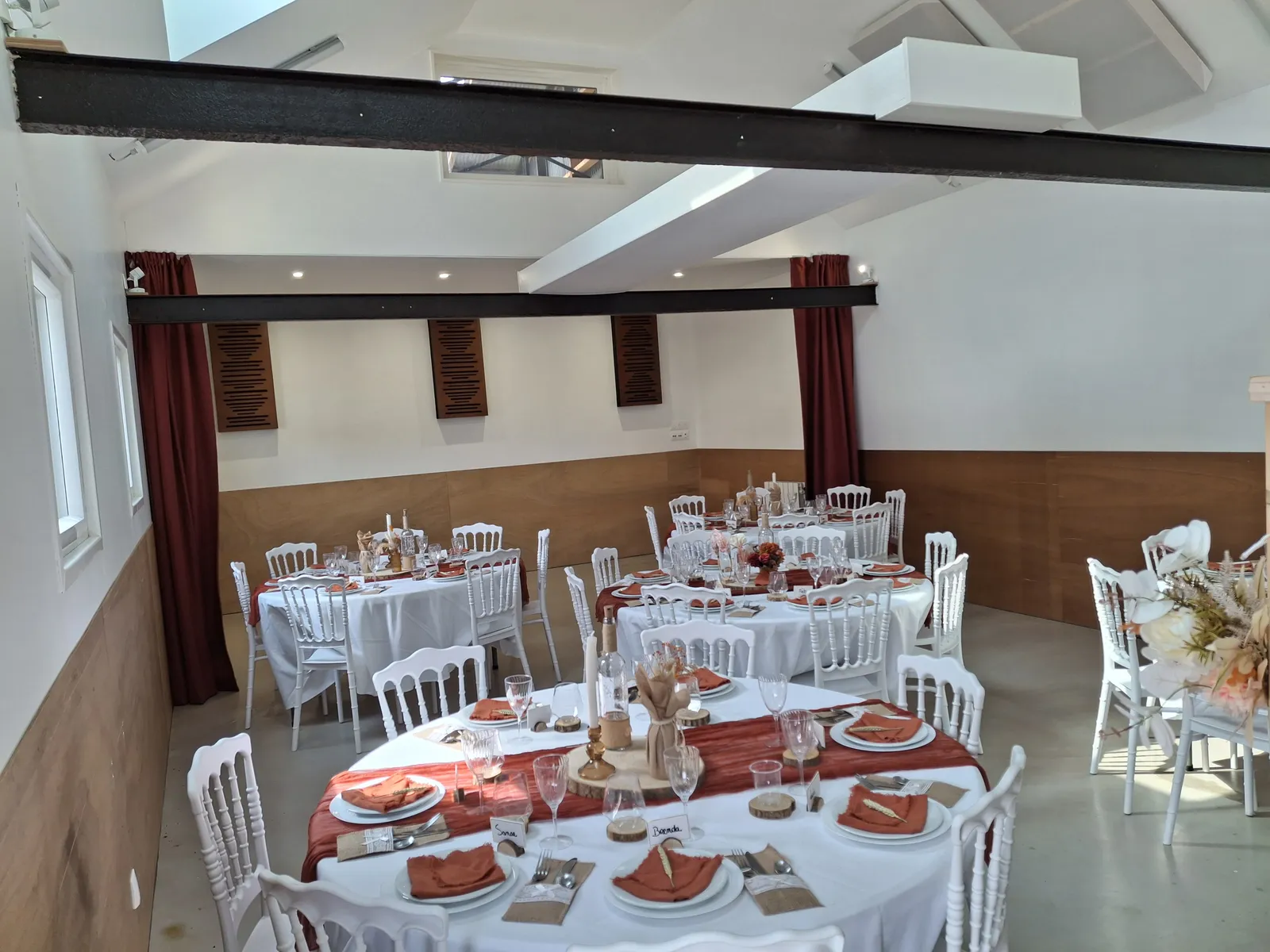 Salón de fiestas en configuración de boda