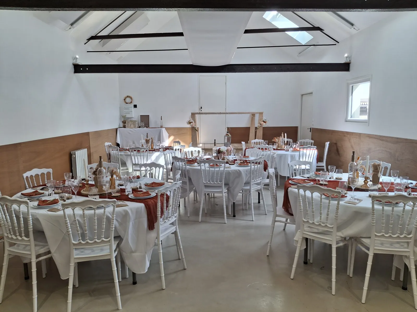 Salón de fiestas decorado para una recepción