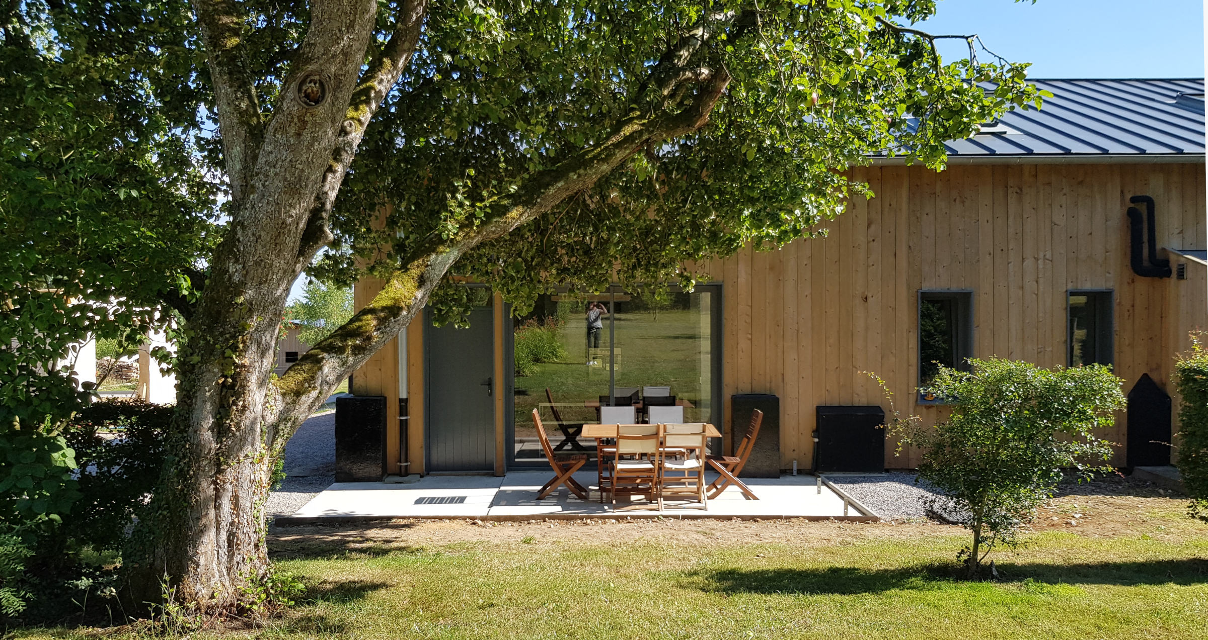 The Swing, private terrace sheltered by an old apple tree