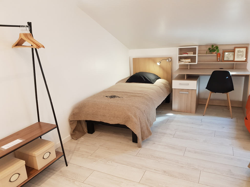 Bedroom with 4 single beds and a desk area