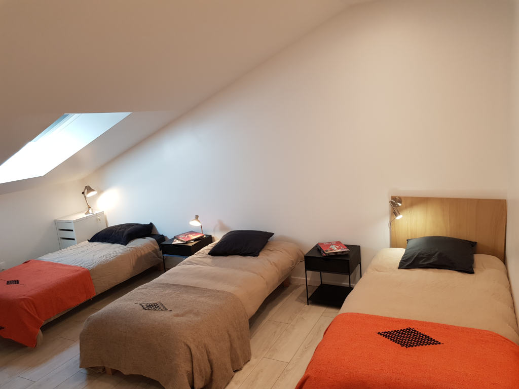 Bedroom with 4 individual beds